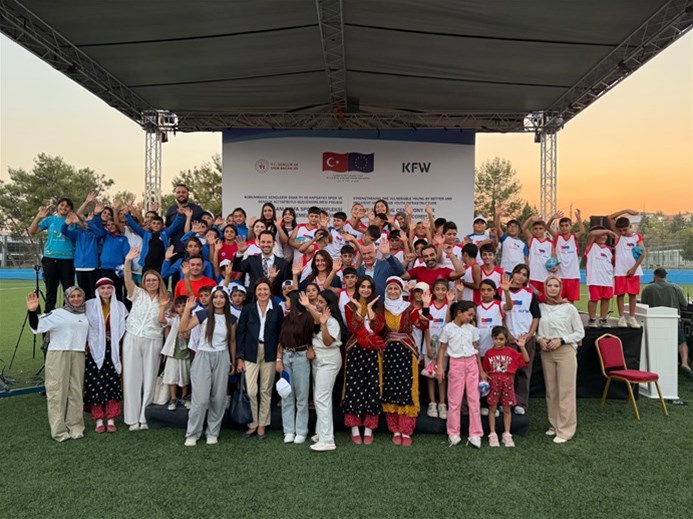ŞANLIURFA BOZOVA’DA GENÇLİĞİN VE GELECEĞİN TEMELİ ATILDI: FRIT PROJESİ YENİ YATIRIM DURAKLARINDAN BİRİ BOZOVA SPOR KOMPLEKSİ